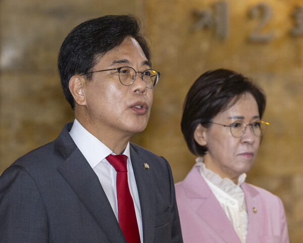 국민의힘 송언석 비상대책위원장 겸 원내대표가 23일 국회에서 강선우 여성가족부 장관 후보자 사퇴 소식이 알려진 뒤 취재진과 관련 인터뷰를 하고 있다(연합뉴스)