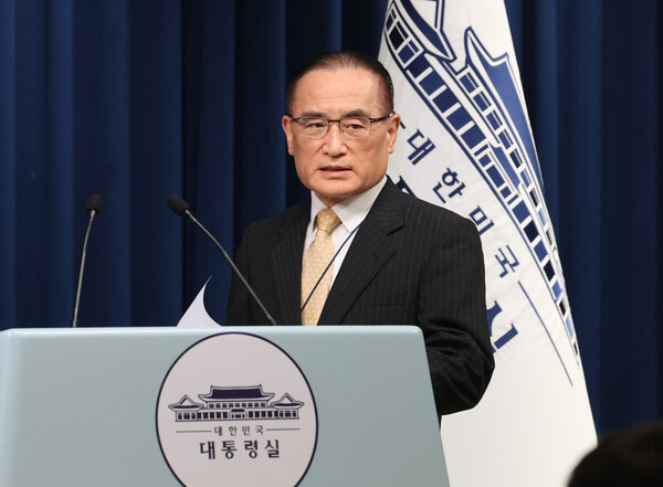 미국에서 귀국한 위성락 국가안보실장이 9일 기자들에게 방미 결과에 관해 브리핑하기 위해 용산 대통령실 기자회견장에 입장하고 있다(연합뉴스)