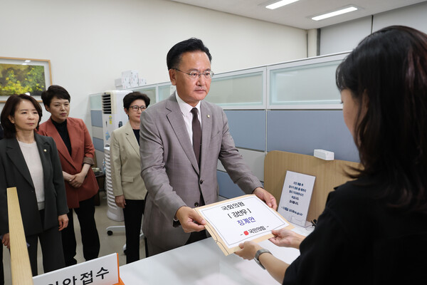 국민의힘 유상범 원내수석부대표가 24일 서울 여의도 국회 의안과에 국회의원 강선우 징계요구안을 제출하고 있다. [연합뉴스]