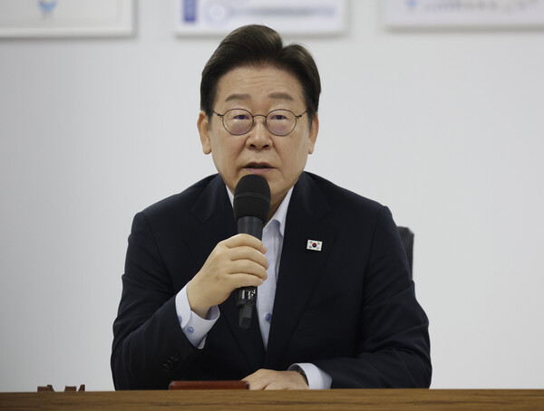 이재명 대통령이 25일 경기 시흥시 SPC 삼립 시화공장에서 열린 산업재해 근절 현장 노사간담회에서 발언하고 있다(연합뉴스)