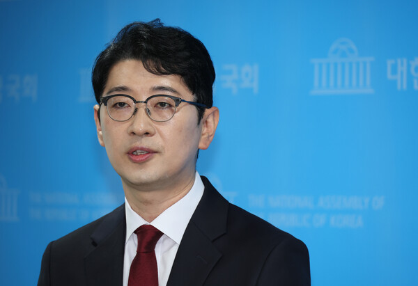 국민의힘 주진우 의원이 24일 서울 여의도 국회 소통관에서 국민의힘 당대표 출마 선언 기자회견을 마치고 취재진의 질문에 답하고 있다(연합뉴스)