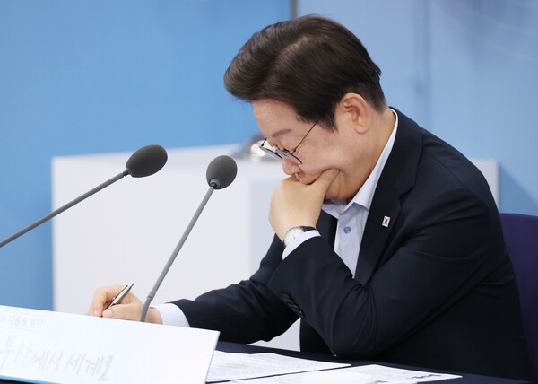 이재명 대통령이 25일 부산 부경대에서 열린 타운홀미팅 '부산의 마음을 듣다' 간담회에서 김경수 대통령 직속 지방시대위원장의 발언을 듣고 있다(연합뉴스)