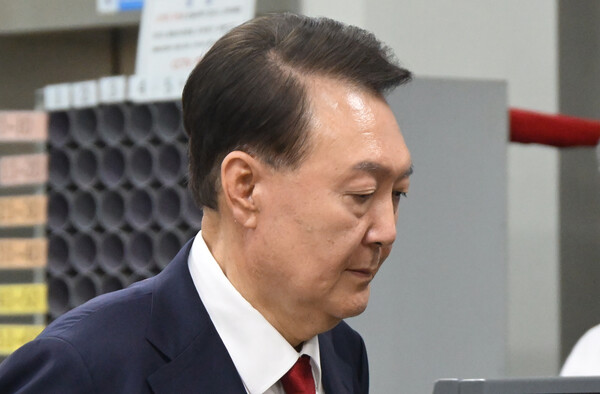 12.3 비상계엄 사태 관련 내란 혐의를 받는 윤석열 전 대통령이 9일 서울 서초구 서울중앙지방법원에서 구속 전 피의자 심문(영장실질심사)을 마치고 법원을 나서고 있다(연합뉴스)