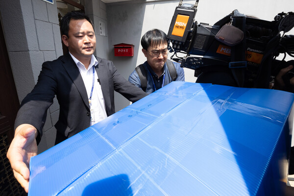 '12·3 비상계엄' 관련 내란·외환 사건을 수사하는 조은석 특별검사팀이 24일 서울 종로구에 있는 한덕수 전 국무총리 자택 압수수색을 마친 뒤 압수품을 차량에 싣고 있다(연합뉴스)