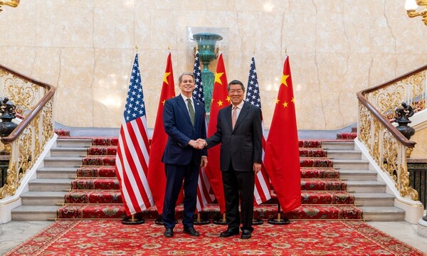 지난달 9일(현지시간) 영국 런던에서 미중 무역협상 대표로 나선 스콧 베선트 미국 재무부 장관(왼쪽)과 허리펑 중국 국무원 부총리 @연합뉴스