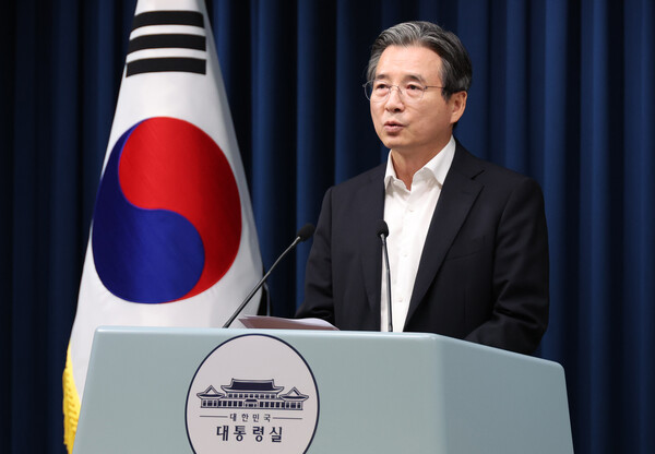 김용범 정책실장이 30일 용산 대통령실 기자회견장에서 이재명 대통령 주재 비상경제점검TF 회의 브리핑을 하고 있다(연합뉴스)