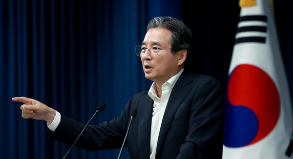 김용범 대통령실 정책실장이 31일 서울 용산 대통령실 청사에서 한미 관세 협상 타결 관련 브리핑 뒤 취재진의 질문에 답하고 있다.(연합뉴스)