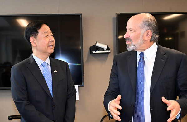 한-미 통상협의차 미국 워싱턴DC를 방문 중인 구윤철 부총리 겸 기획재정부 장관이 29일(현지시간) 미국 상무부에서 하워드 러트닉 상무장관과 통상협의에 앞서 악수하며 인사하고 있다(연합뉴스)