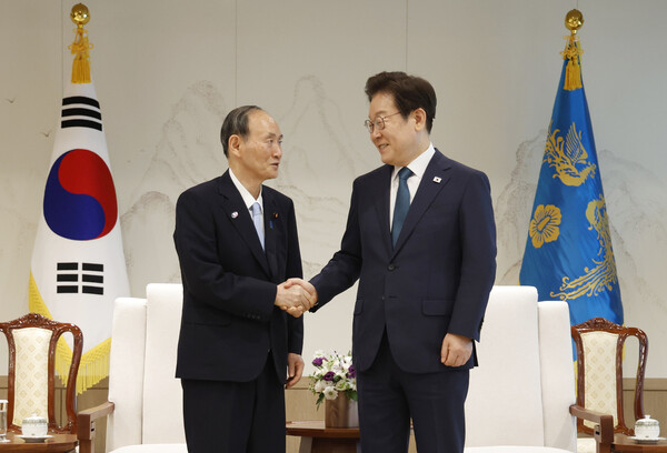 이재명 대통령이 30일 서울 용산 대통령실 청사에서 일한의원연맹 회장인 스가 요시히데 전 일본 총리를 접견하며 인사하고 있다(연합뉴스)
