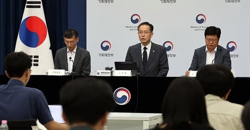 이형일 기획재정부 1차관이 지난 7월29일 정부세종청사 민원동 브리핑실에서 2025 세제 개편안 상세 브리핑을 하고 있다. 오른쪽부터 조만희 조세총괄정책관, 이 차관, 박금철 세제실장 @연합뉴스