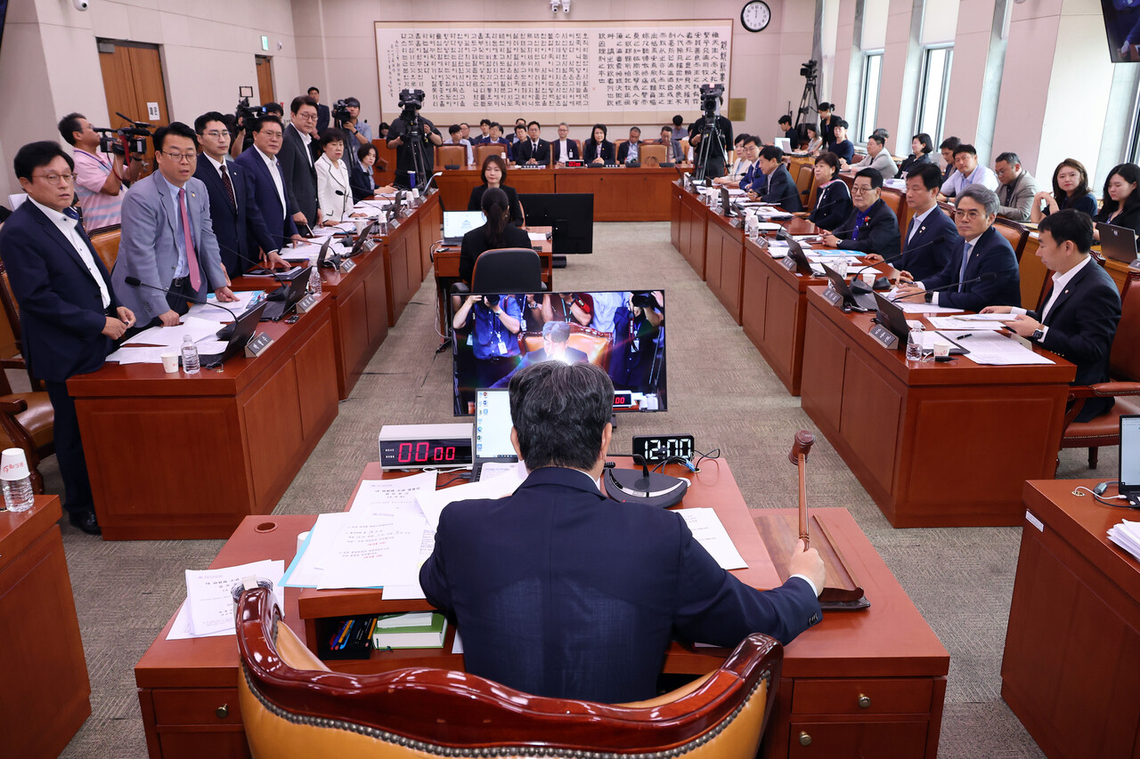 지난 1일 서울 여의도 국회에서 방송 3법, 노란봉투법, 상법 등 을 심의, 의결하기 위해 열린 법제사법위원회 전체회의에서 방송 3법이 통과되고 있는 가운데 법사위 국민의힘 간사 박형수 의원을 비롯한 의원들이 토론 종결 등 위원회 운영에 대해 이춘석 위원장에게 항의하고 있다.