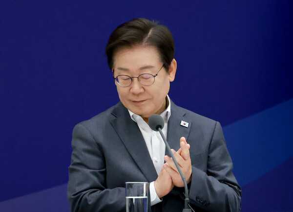  이재명 대통령이 1일 서울 용산 대통령실 청사에서 열린 전국 시도지사 간담회에서 대한민국시도지사협의회장인 유정복 인천광역시장의 발언 뒤 박수치고 있다(연합뉴스)