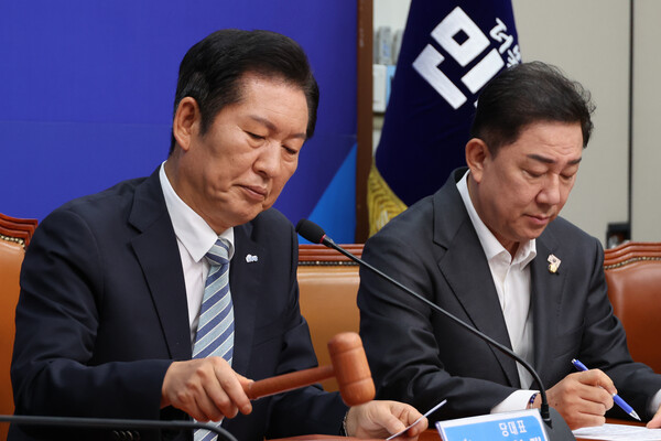  더불어민주당 정청래 신임 대표가 4일 서울 여의도 국회에서 열린 최고위원회의를 주재하며 의사봉을 두드리고 있다(연합뉴스)