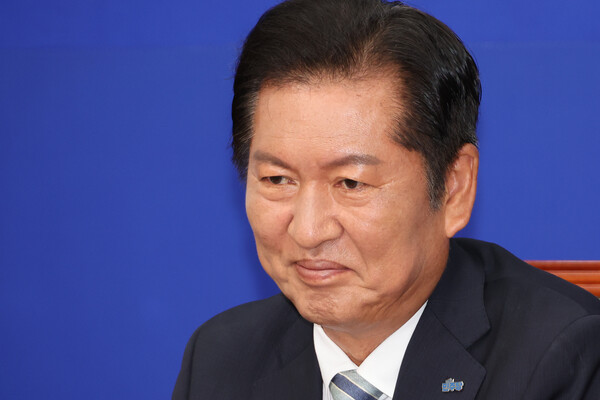 더불어민주당 정청래 신임 대표가 4일 서울 여의도 국회에서 열린 최고위원회의에서 최고위원들의 발언을 듣고 있다(연합뉴스)