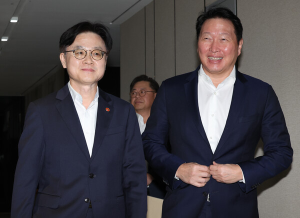 김정관 산업통상자원부 장관과 최태원 대한상공회의소 회장이 4일 서울 중구 대한상의 회관에서 만나 대화하며 이동하고 있다. [연합뉴스]