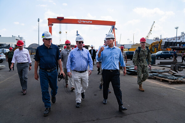 미 해군성 장관이 미국 필리조선소를 찾아 김동관 부회장과 협력 방안을 논의하고 있다 [사진=한화오션]