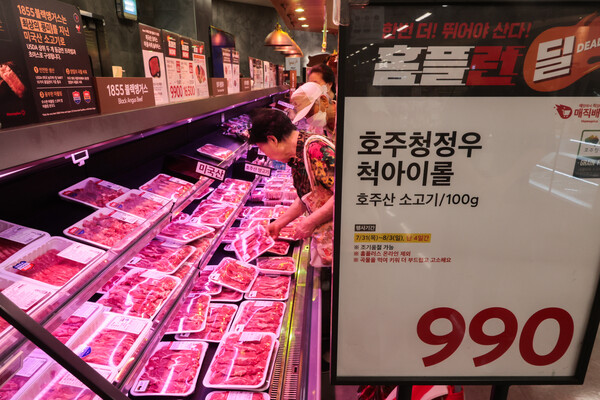 31일 서울 강서구 홈플러스 강서점에서 열린 '앵콜 홈플런 나우(NOW)' 할인전에서 시민들이 소고기 할인 상품을 살펴보고 있다(연합뉴스)