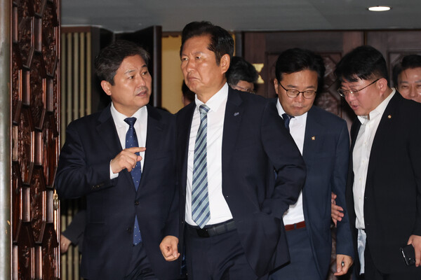  더불어민주당 정청래 신임 대표를 비롯한 의원들이 4일 국회 본회의에서 방송3법 개정안에 대한 필리버스터(무제한 토론을 통한 합법적인 의사진행 방해)가 시작되자 본회의장에서 나오고 있다(연합뉴스)