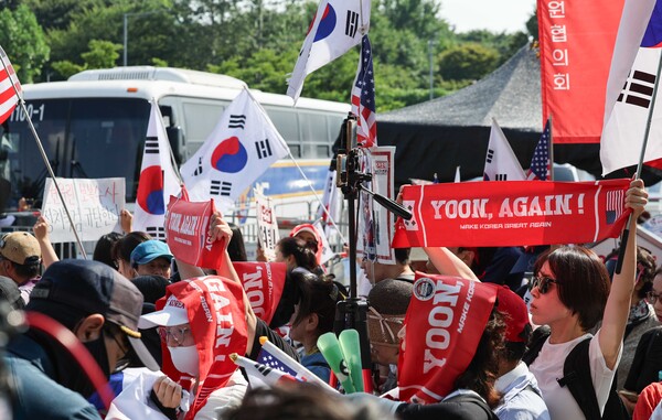김건희 여사 의혹들을 수사하는 민중기 특별검사팀이 윤석열 전 대통령에 대한 체포영장 집행에 나선 1일 경기 의왕시 서울구치소에서 윤 전 대통령 지지자들이 시위하고 있다(연합뉴스)