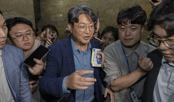 차명 주식거래 의혹이 제기된 국회 법제사법위원장 더불어민주당 이춘석이 의원이 5일 국회에서 열린 본회의에 참석한 뒤 본회의장을 빠져나가다 취재진 질문을 받고 있다. [연합뉴스]