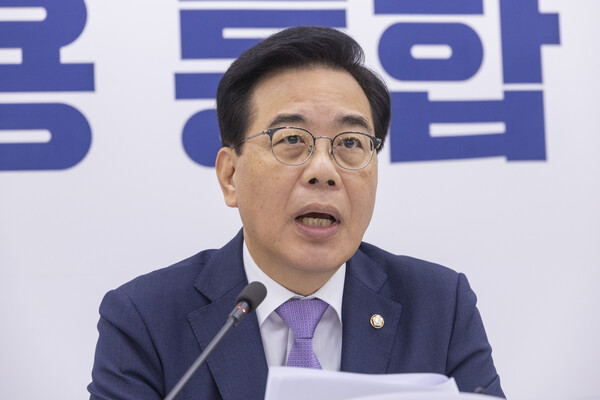 국민의힘 송언석 비대위원장 겸 원내대표가 6일 국회에서 가진 기자간담회에서 발언하고 있다.송 비대위원장은 8월 국회 일정과 쟁점 법안 협상을 위한 여야 원내대표 회담을 제의했다(연합뉴스)