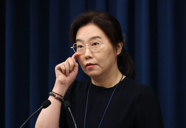 강유정 대변인이 6일 용산 대통령실 기자회견장에서 이재명 대통령 지시사항 브리핑을 하고 있다(연합뉴스)