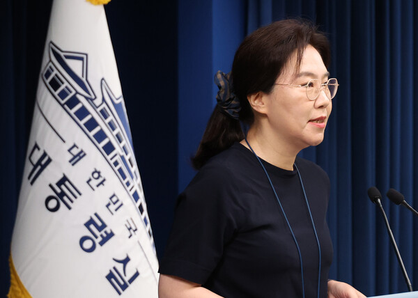 강유정 대변인이 6일 용산 대통령실 기자회견장에서 이재명 대통령 지시사항 브리핑을 하고 있다(연합뉴스)