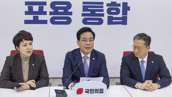 국민의힘 송언석 비상대책위원장 겸 원내대표가 6일 국회에서 취임 인사차 예방한 정성호 법무부 장관을 만났다. [연합뉴스]