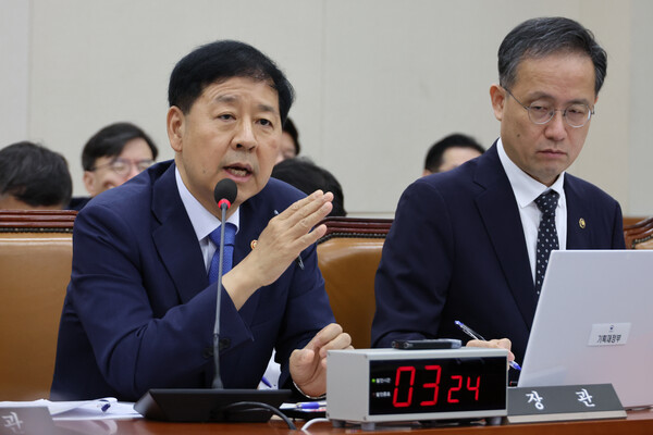구윤철 부총리 겸 기획재정부 장관이 6일 국회 기획재정위원회 전체회의에서 한미 관세 협상 관련 현안 질의에 답하고 있다. [연합뉴스]