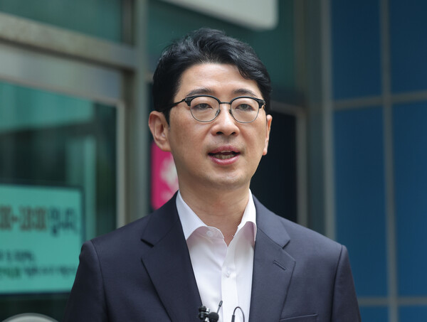 국민의힘 주진우 의원이 6일 서울경찰청에서 보좌진 명의의 주식 차명거래 의혹을 받는 이춘석 의원에 대한 고발장을 제출한 뒤 발언하고 있다(연합뉴스)