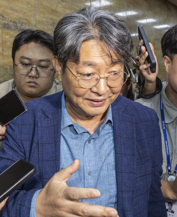  차명 주식거래 의혹이 제기된 국회 법제사법위원장 더불어민주당 이춘석 의원이 5일 국회에서 열린 본회의에 참석한 뒤 본회의장을 빠져나가다 취재진 질문을 받고 있다(연합뉴스)