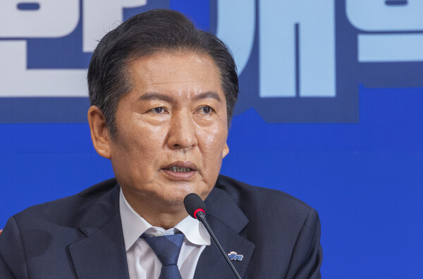 더불어민주당 정청래 대표가 6일 국회에서 열린 최고위원회의에서 차명 주식 거래 의혹으로 탈당한 이춘석 전 국회 법사위원장에 대한 제명 결정을 발표하고 있다(연합뉴스)