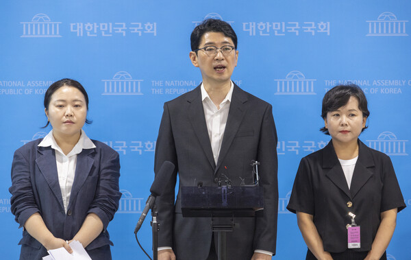 국민의힘 주진우 의원이 7일 국회 소통관에서 열린 '이춘석 특검법' 발의 기자회견을 마친 뒤 취재진 질문에 답하고 있다(연합뉴스)