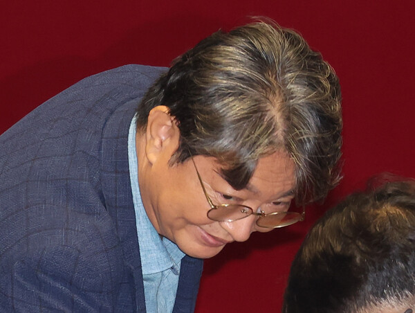 차명 주식거래 의혹을 받는 더불어민주당 이춘석 의원이 5일 국회 본회의에서 방송법 일부개정법률안 관련 필리버스터 종결 동의를 표결하는 투표를 하고 있다(연합뉴스)