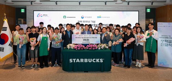 7일 스타벅스 지원센터에서 열린 독립유공자 후손 장학금 전달식에서 (왼쪽부터)스타벅스 정윤조 운영담당, 독립유공자 후손 대표 이서진 학생, 국가보훈부 최병완 복지증진국장, 독립유공자 후손 대표 임하은 학생, 한국사회복지협의회 조남권 사무총장이 기념사진을 찍고 있다. [사진제공=스타벅스]