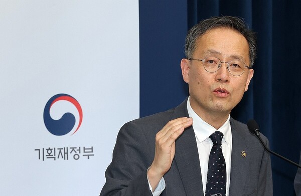 이형일 기획재정부 1차관이 지난달 29일 정부세종청사 민원동 브리핑실에서 2025 세제 개편안 상세 브리핑을 하고 있다. @연합뉴스