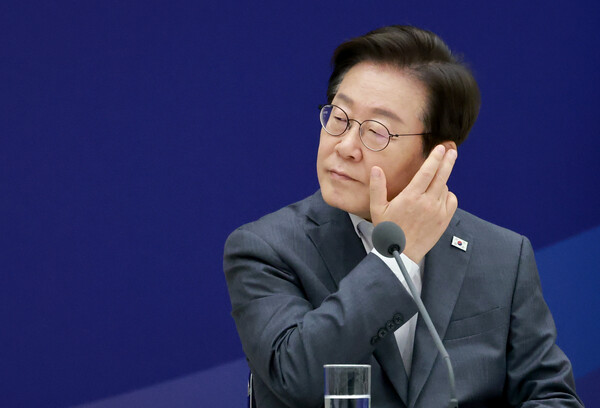 이재명 대통령이 1일 서울 용산 대통령실 청사에서 열린 전국 시도지사 간담회에서 대한민국시도지사협의회장인 유정복 인천광역시장의 발언 뒤 박수치고 있다(연합뉴스)