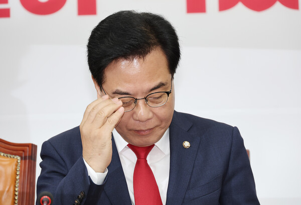 국민의힘 송언석 비상대책위원장 겸 원내대표가 7일 국회에서 열린 비상대책위원회의에 참석해 안경을 고쳐쓰고 있다(연합뉴스)
