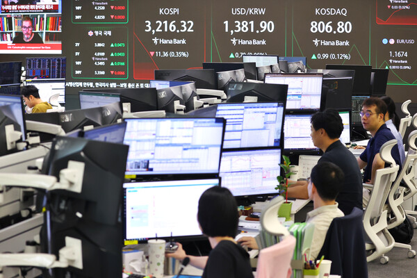 ▲8일 서울 중구 하나은행 딜링룸에서 직원들이 업무를 보고 있다. [사진=연합뉴스]