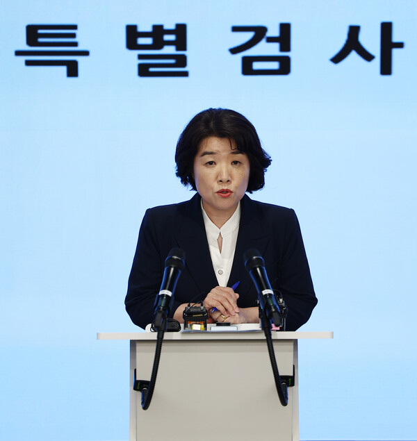 윤석열 전 대통령 부인 김건희 여사와 관련한 각종 의혹 사건을 수사하는 민중기 특별검사팀 오정희 특검보가 5일 서울 종로구 광화문kt 웨스트 빌딩에서 브리핑을 하고 있다(연합뉴스)