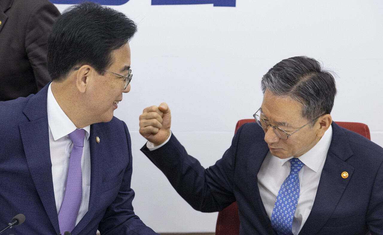 국민의힘 송언석 비상대책위원장 겸 원내대표가 지난 6일 국회에서 취임 인사차 예방한 정성호 법무부 장관과 다정하게 대화하고 있다.