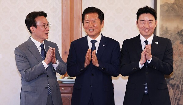 10일 서울 종로구 삼청동 총리공관에서 열린 고위당정협의회에서 김민석 국무총리(왼쪽)와 정청래 더불어민주당 대표(가운데), 강훈식 대통령 비서실장이 기념촬영하고 있다. ＠연합뉴스