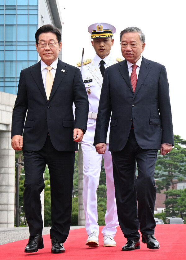 이재명 대통령이 11일 서울 용산 대통령실 청사에서 열린 또 럼 베트남 당 서기장 국빈 방한 공식 환영식에서 또 럼 서기장과 함께 의장대를 사열하고 있다(연합뉴스)