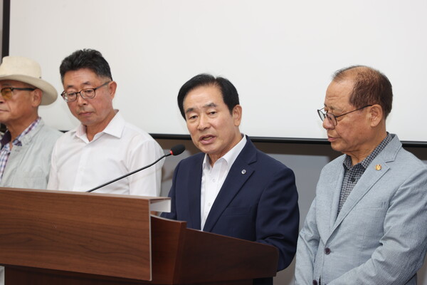 송기섭 군수 기자회견 사진