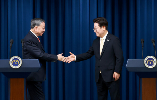  이재명 대통령이 11일 서울 용산 대통령실 청사에서 열린 한·베트남 공동언론발표에서 또 럼 베트남 당 서기장의 발언을 듣고 있다(연합뉴스)