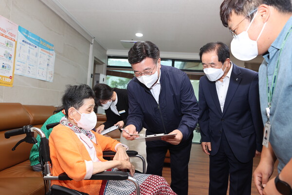 윤호중 행안부 장관 진천군 방문 사진(소비쿠폰 신청을 돕는 윤 장관)
