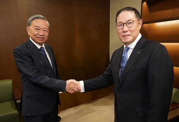 조현상 HS효성 부회장(오른쪽)이 11일 연세대학교 명예박사 수여식에서 또럼 베트남 공산당 서기장과 함께 악수를 하고 있다 [사진=HS효성]