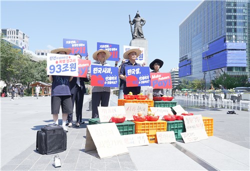 농업인들이 지난 12일 한국전력공사 등에 손해배상 소송에 나섰다. [기후솔루션]