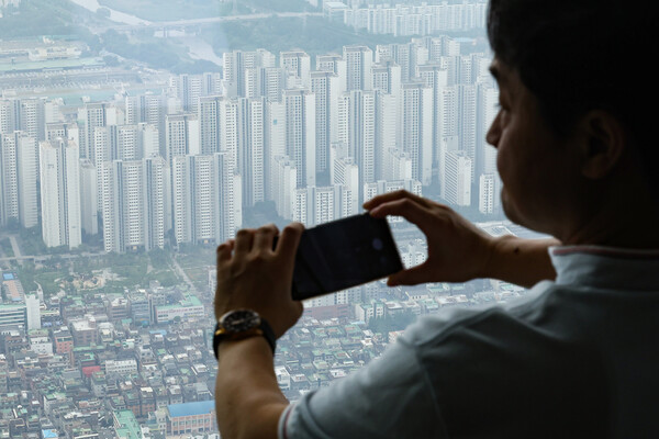 한국부동산원이 최근 발표한 '6월 다섯째주(6월 30일 기준) 서울 아파트 가격 동향'에 따르면 서울의 아파트 매매가격 상승률은 0.40%로 전주(0.43%↑) 대비 소폭 줄었다. 가격 상승세 둔화에 이어 거래량도 급감하는 조짐을 보인다. 국토교통부 실거래가 공개시스템에 따르면 6·27 대책 전 일주일(6월 20~26일) 서울 아파트 거래건수는 총 1천629건이었으나 이후 일주일(6월 27일~7월 3일)은 577건으로 3분의 1 수준이다(연합뉴스)