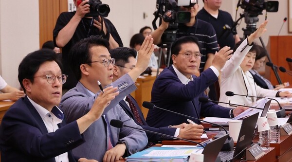 지난 1일 국회에서 열린 법사위 전체회의에서 국민의힘 간사 박형수 의원, 곽규택, 송석준, 조배숙 의원이 상법 일부개정법률안 관련 토론신청을 하고 있다. ＠연합뉴스